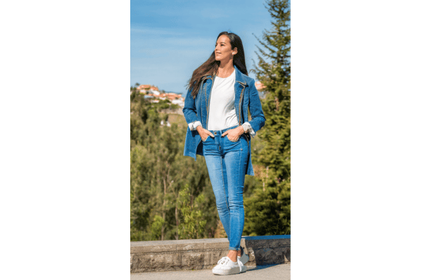 KI-generiertes Bild einer Frau in blauem Jeans Outfit