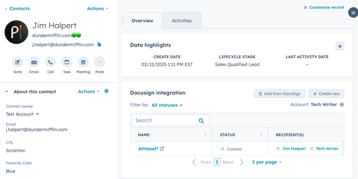 Une fiche d’informations d’un contact HubSpot axée sur la carte du milieu de l’intégration Docusign